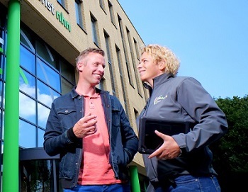 Man en vrouw voor OD NHN kantoor