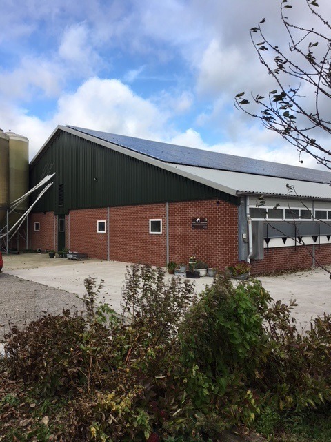 Buitenkant stal op boerderij