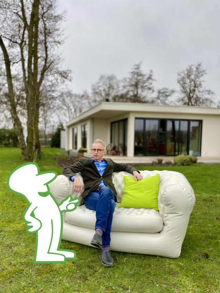 Bewoner zit in zijn tuin op zijn bank