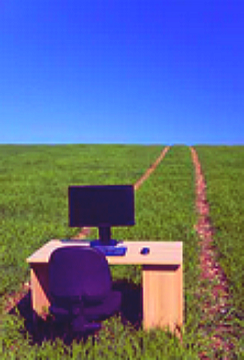 Bureau met computerscherm in akkerveld