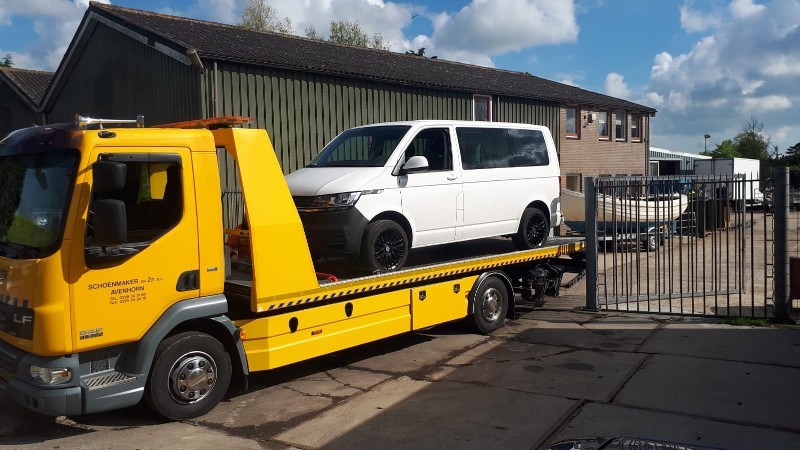 Inbeslaggenomen auto op autotrailer