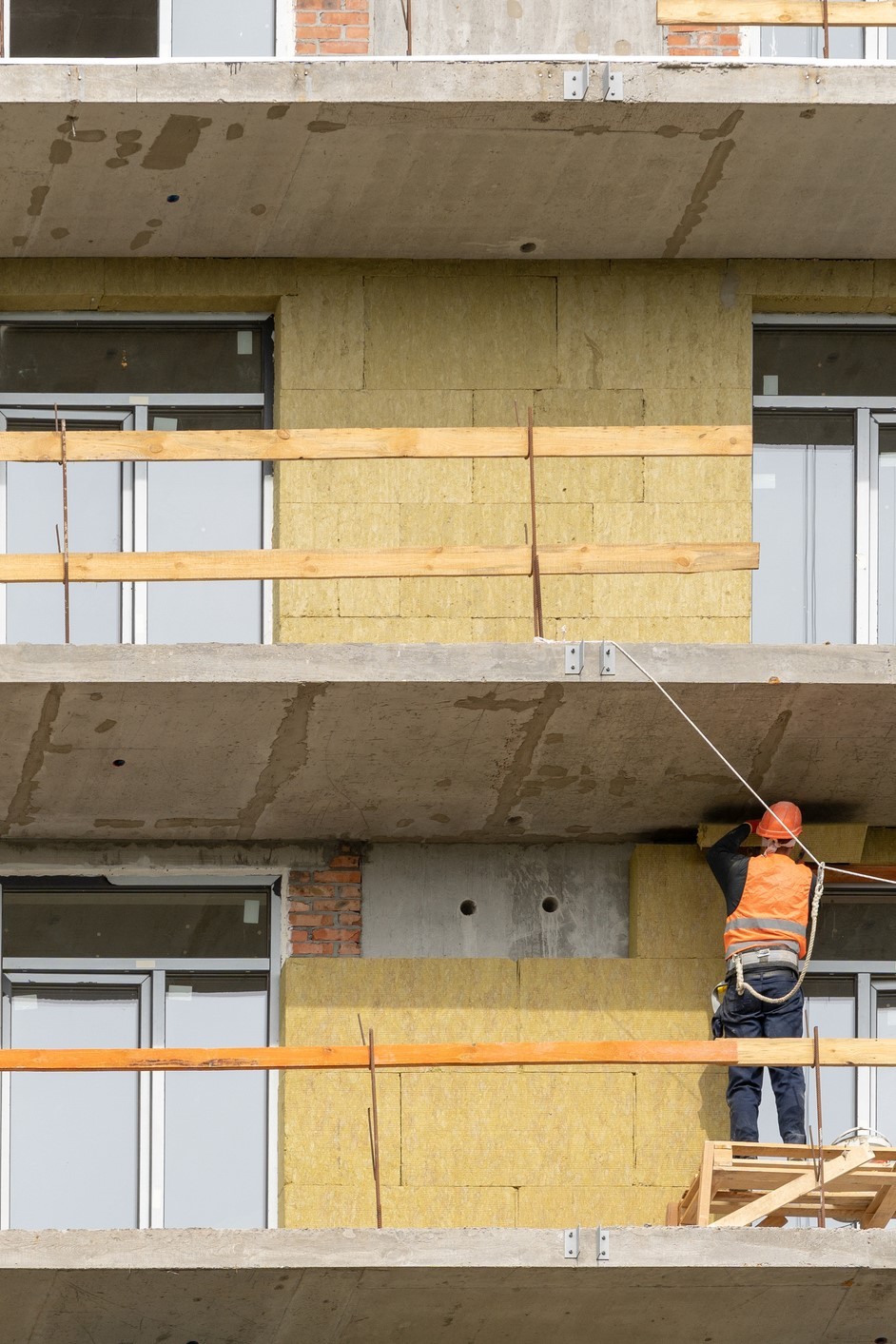 Isolatie wordt aangebracht op gevels van huizen
