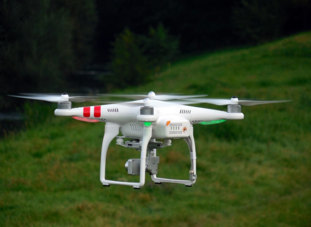 Drone vliegend vlak boven de grond