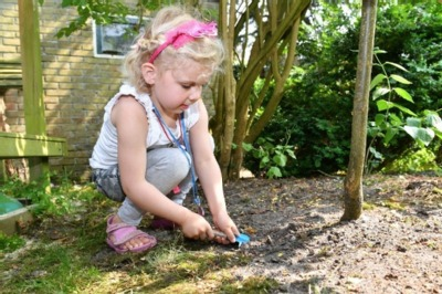 Kind in zandbak lood