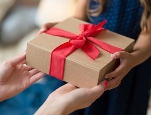 young-girl-with-present_freepik attrributie300