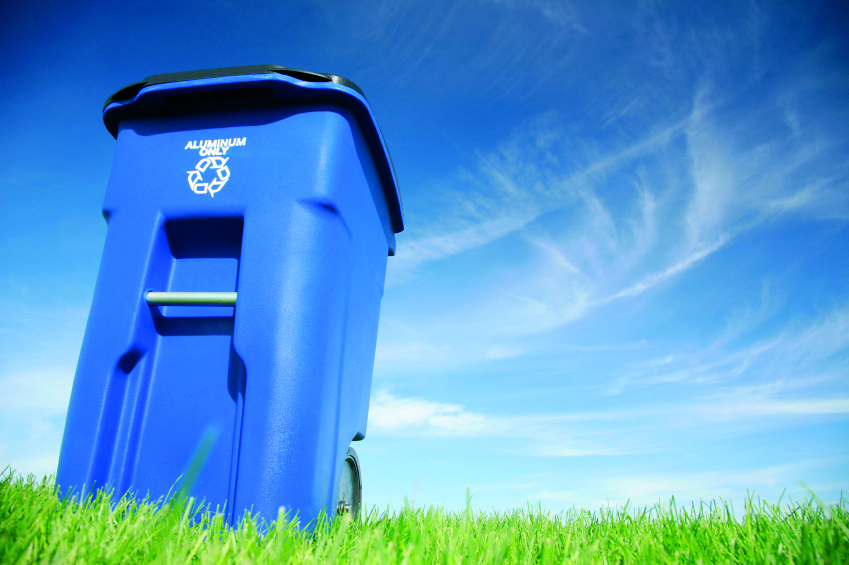 Afvalbak met blauwe lucht